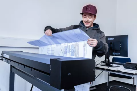 Berufsfeld Digitalisierung - Mitarbeiter am Großformatscanner