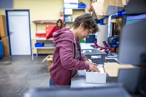 Berufsfeld Lagern, Verpacken, Versenden - Mitarbeiterin beim Verpacken