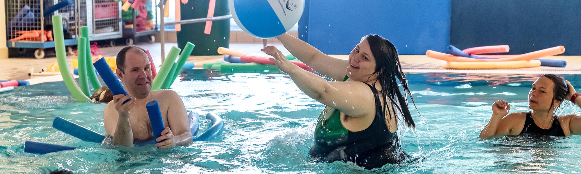 Teilnehmer des Arbeitsbegleitenden Angebotes Schwimmen beim Training in der Schwimmhalle