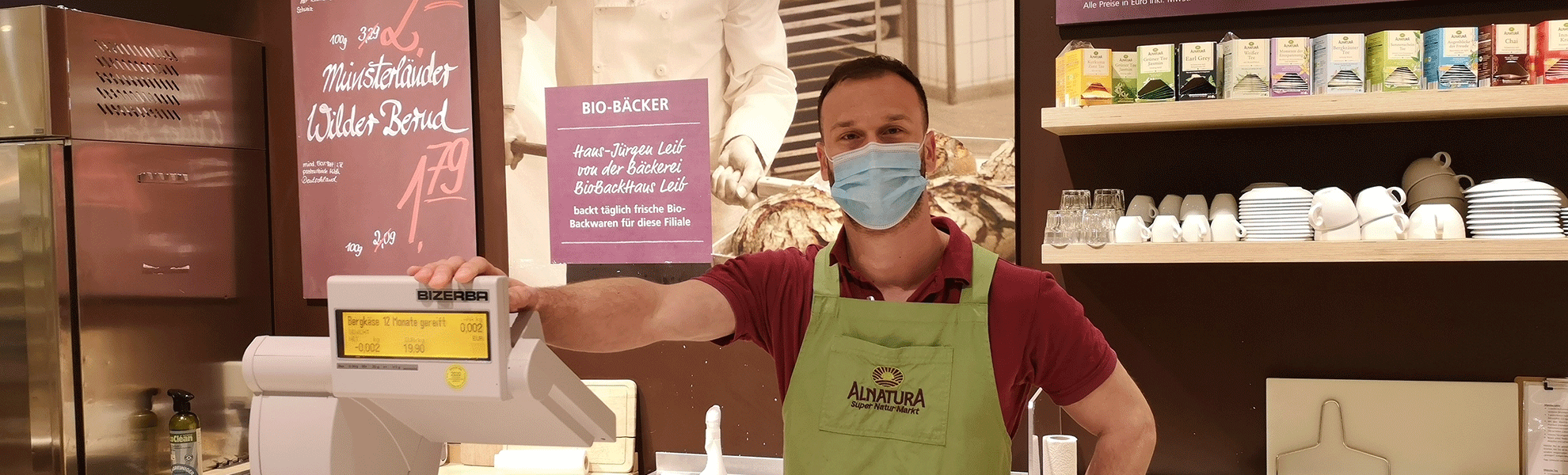 Mitarbeiter auf seinem Außenarbeitsplatz bei der Biomarkt-Kette Alnatura