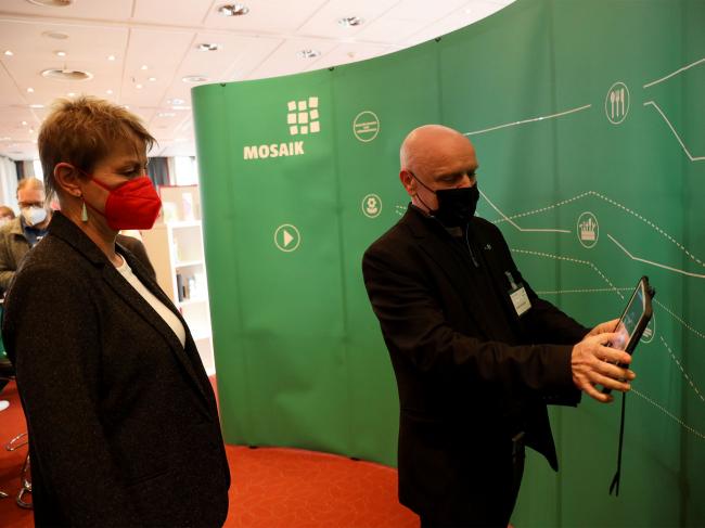 Sozialsenatorin Elke Breitenbach am Stand von Mosaik