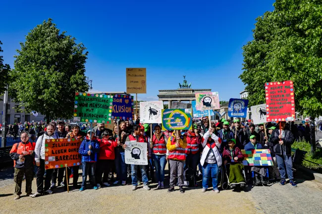 Mosaik Demonstranten mit Schildern vor dem Brandenburger Tor