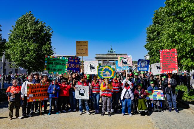 Mosaik Demonstranten mit Schildern vor dem Brandenburger Tor
