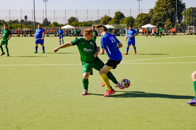 2 Fussballspieler kämpfen um den Ball