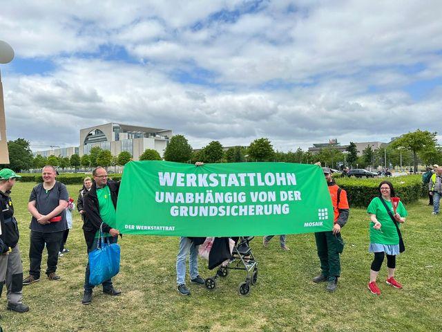 Mosaik demonstriert vor dem Bundestag