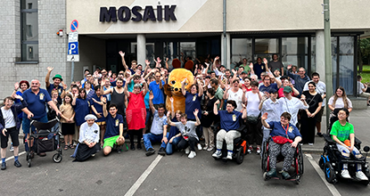 Die Maus bei Mosaik: Gruppenfoto vor der Betriebsstätte in Mitte