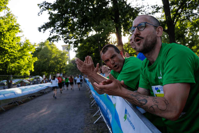 Mosaik beim Berliner Staffellauf - Anfeuern