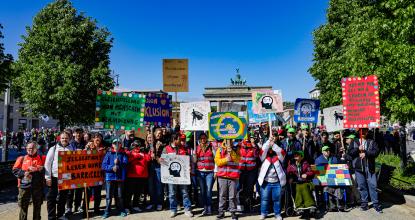 Mosaik Demonstranten mit Schildern vor dem Brandenburger Tor