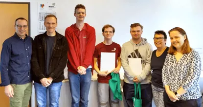 Gruppenfoto unserer Auszubildenden 2025 nach erfolgreichem Abschluss mit Geschäftsführung, Bereichsleitung und Azubi-Coach