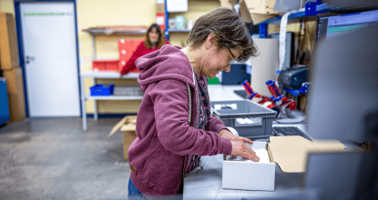 Berufsfeld Lagern, Verpacken, Versenden - Mitarbeiterin beim Verpacken