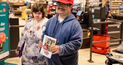 Teilnehmende des BFB Werbellinstraße mit der Mosaik-EinkaufsHilfe im Rewe-Markt
