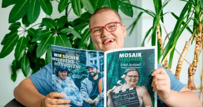 Sophie liest in der neuen Ausgabe des Mosaik Magazins - Titelthema: Menschen mit Behinderungen im Rampenlicht