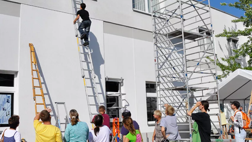 2011 - Klettern auf Leitern beim Tag der offenen Tür von Mosaik-Services