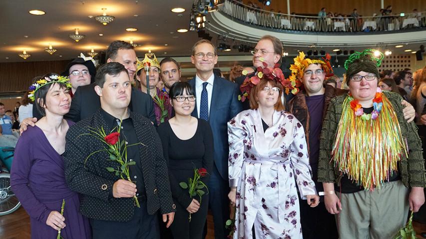 2015 - Jubiläum 50 Jahre Mosaik - Gruppenbild mit der Theatergruppe, Frank Jeromin (Geschäftsführer von Mosaik), Michael Müller (Bürgermeister von Berlin) und dem Modedesigner Guido Maria Kretschmer