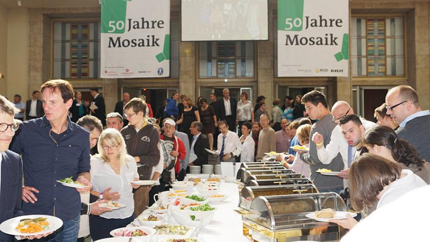 2015 - Jubiläum 50 Jahre Mosaik - Menschenmenge am Buffet