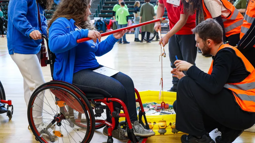 Eine Frau mit Rollstuhl spielt Angeln