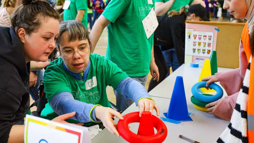 2 Frauen spielen ein Reifenspiel
