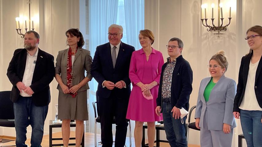 Beate Baumgärtner und Andrea Schönfisch mit dem Bundespräsidenten und seiner Ehefrau.