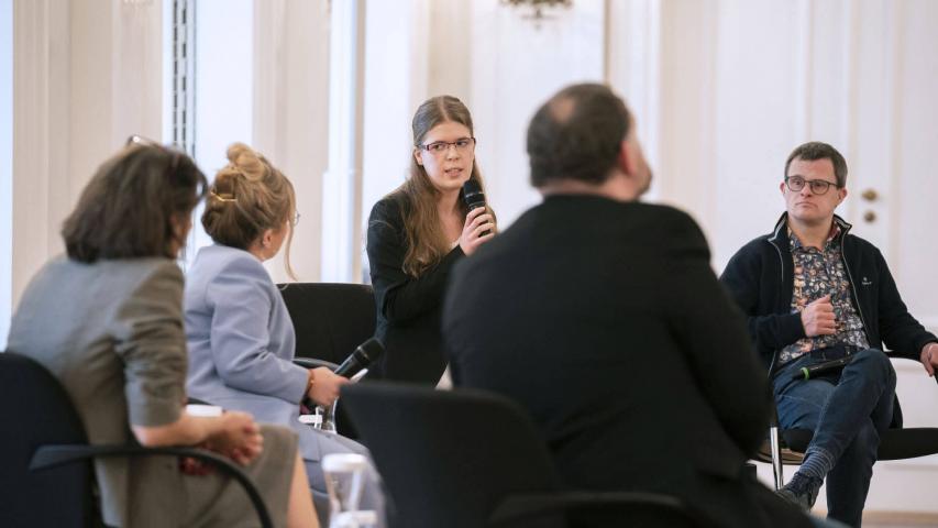 Andrea Schönfisch in der Gesprächsrunde