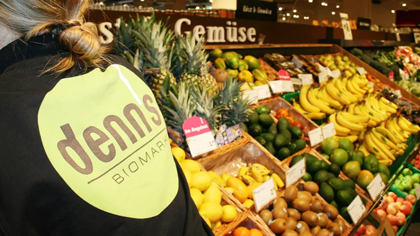 Mitarbeiterin von denns in der Obst- und Gemüseabteilung