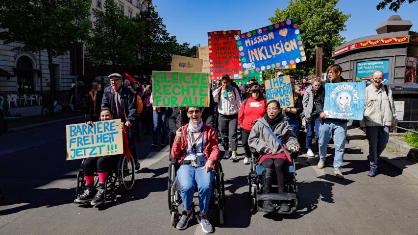 Demonstranten mit Schildern