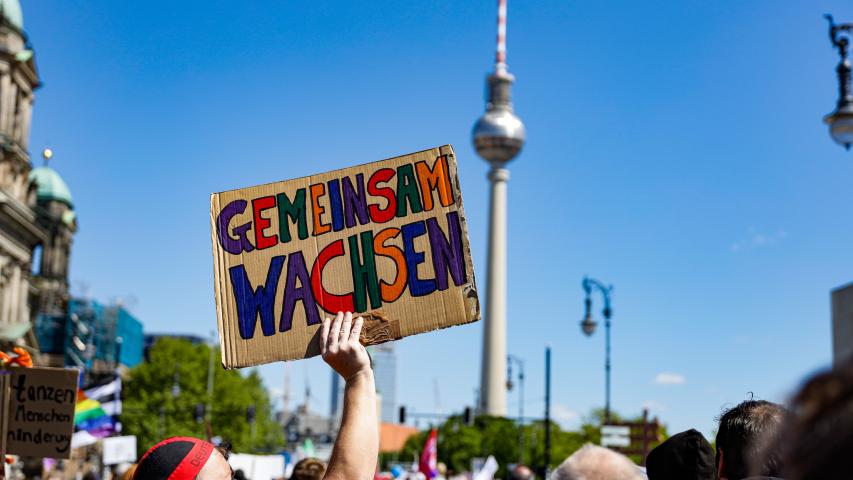 Protest-Schild "Gemeinsam Wachsen"