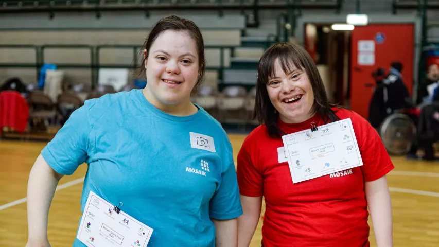 2 Frauen schauen in die Kamera