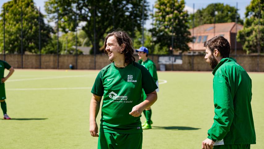 Mosaik Spieler steht auf dem Feld