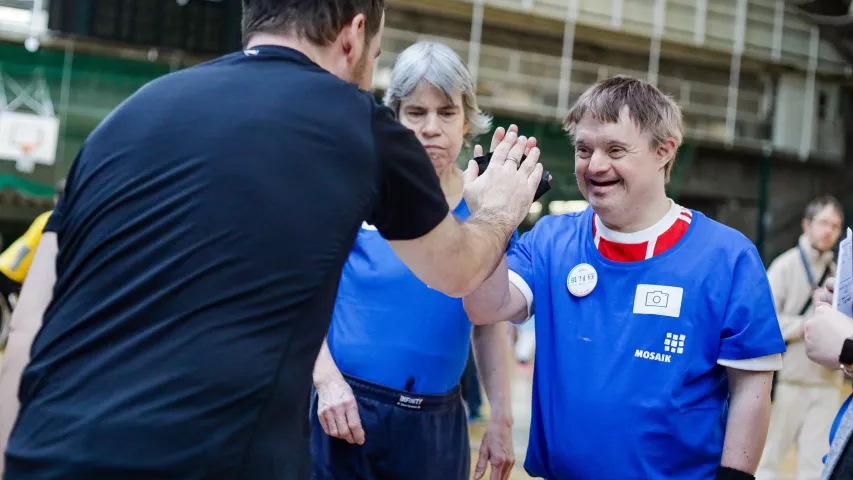 2 Menschen geben sich ein Highfive