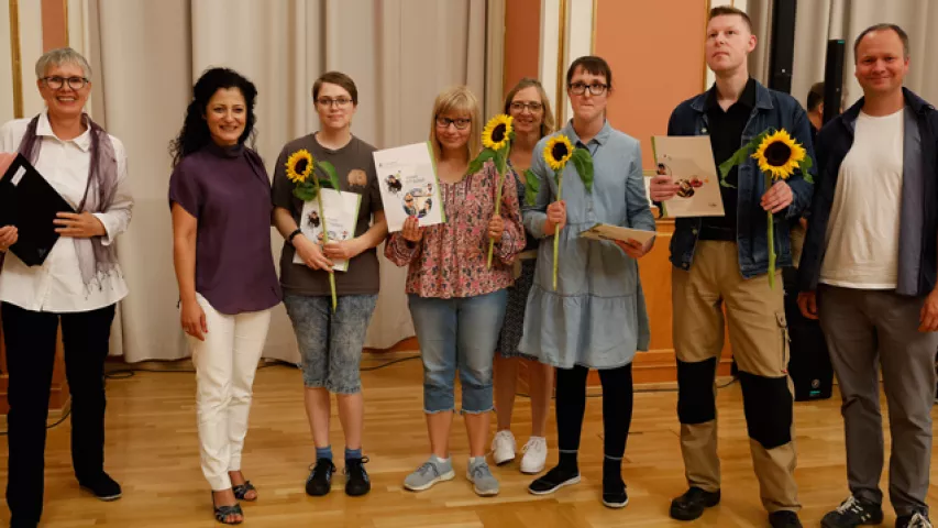 Unsere diesjährigen Absolventinnen und Absolventen mit Sozialsenatorin Cansel Kiziltepe