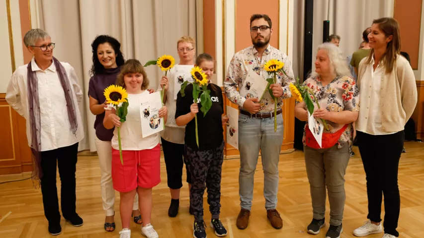 Unsere diesjährigen Absolventinnen und Absolventen mit Sozialsenatorin Cansel Kiziltepe