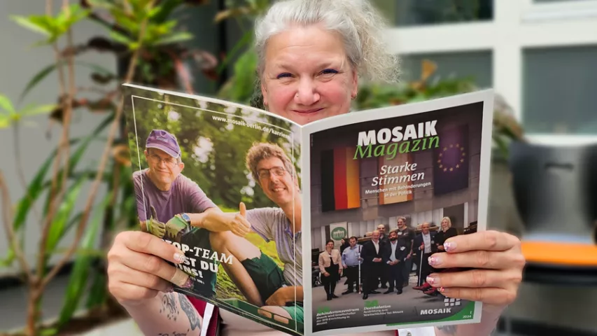 Beschäftigte schmökert im Mosaik Magazin