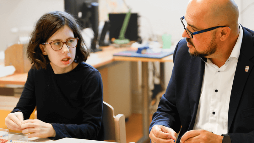 Spandaus Bezirksbürgermeister Frank Bewig zum Schichtwechsel bei der Mosaik-Außengruppe Digitalisierung
