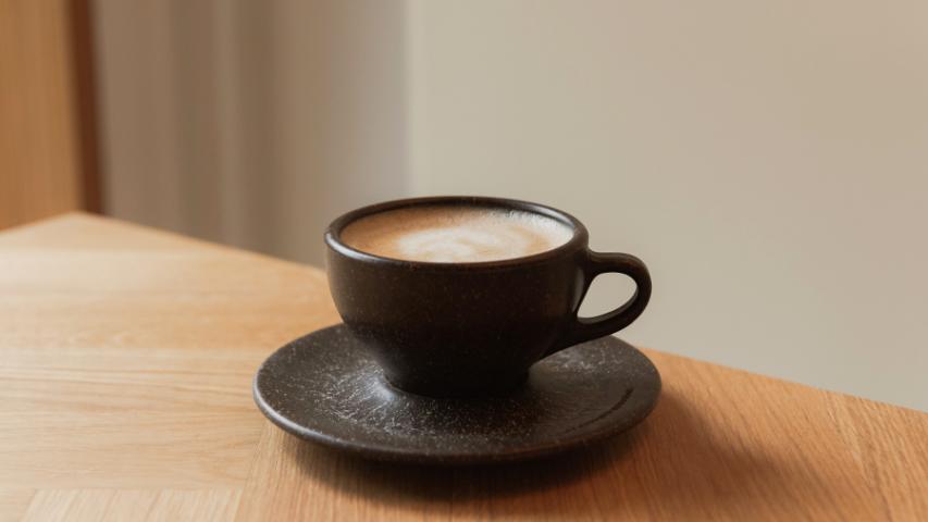 Cappucchinotasse von Kaffeeform auf Tisch