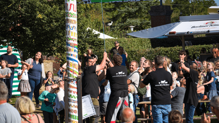 Erntedankfest in Kuhhorst 2024 - Die Erntekrone wird gesetzt