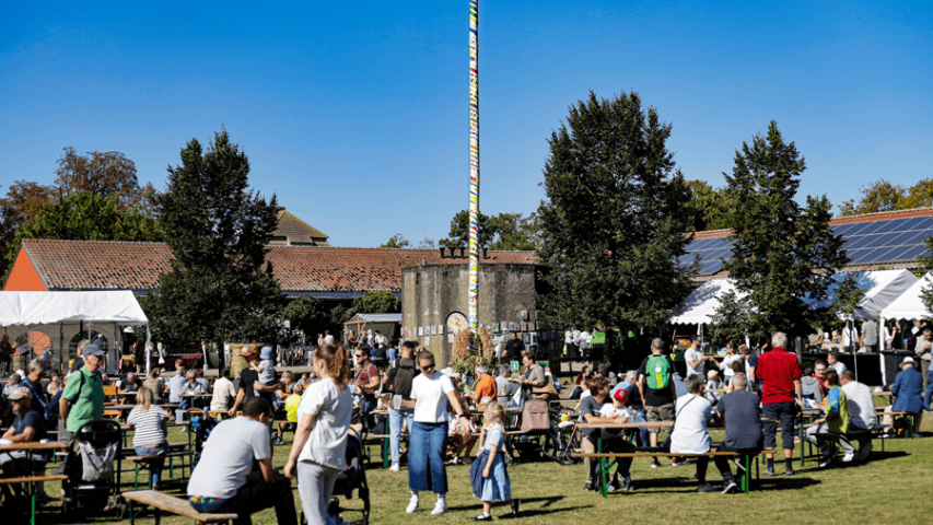 Erntedankfest in Kuhhorst 2024 - Festwiese mit der Erntekrone