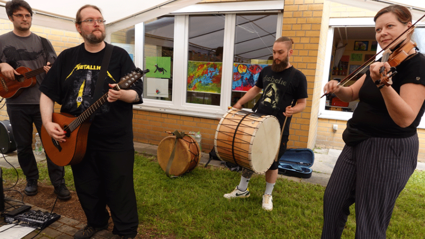 Auftritt der Band Rabenaas beim Frühlingsfest in der Götelstraße