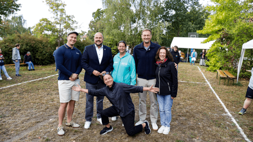 Ehrengäste und Organisatorinnen: v.l. Viljo Anlauf (Behinderten- und Rehabilitations-Sportverband Berlin), Frank Bewig (Bezirksbürgermeister Spandau), Sabine Engelbrecht (Standortleiterin BFB Spreeschanze), Gregor Kempert (Bezirksstadtrat), Susanne Peters (Standortleiterin BFB Götelstraße), davor Anne Rein (Standortleiterin Betriebsstätte Spandau) 