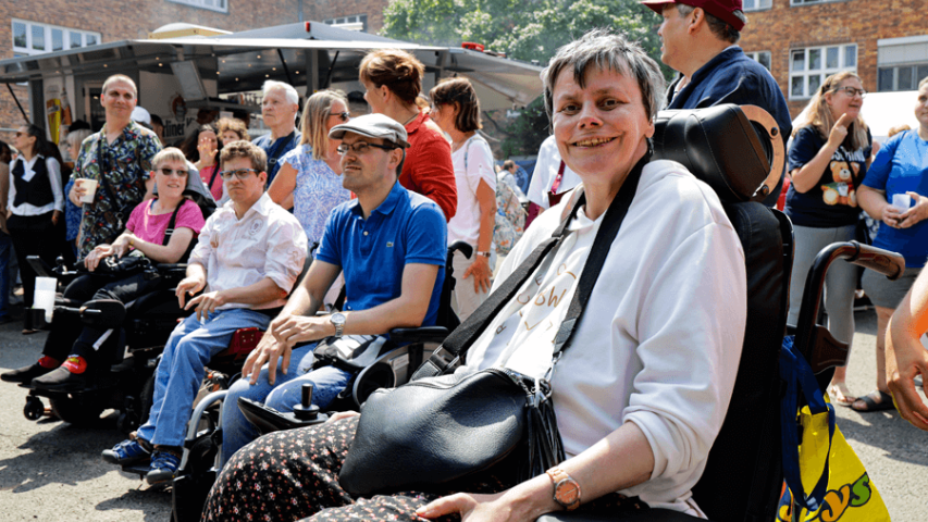 Gut gelaunt - Besucherinnen und Besucher beim Gemeinschaftsfest im Askanierring