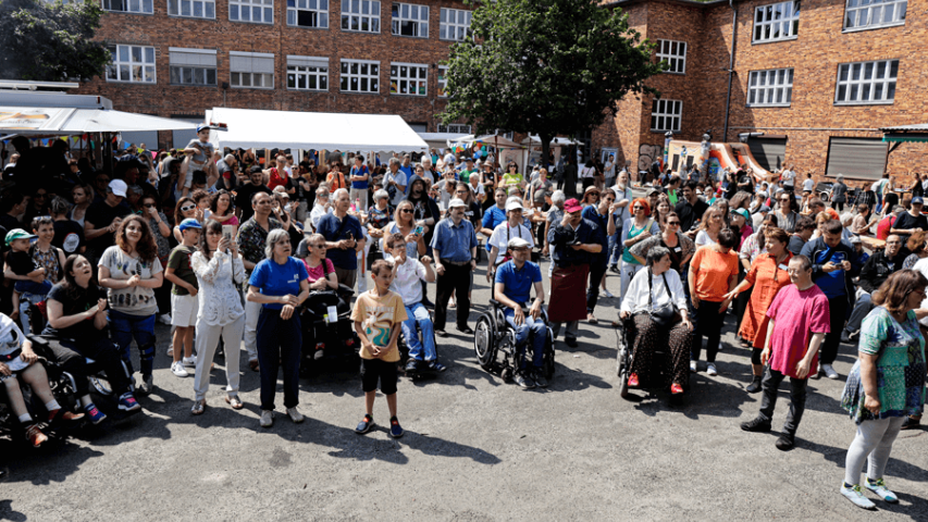 Begeistertes Publikum vor der Bühne beim Gemeinschaftsfest im Askanierring
