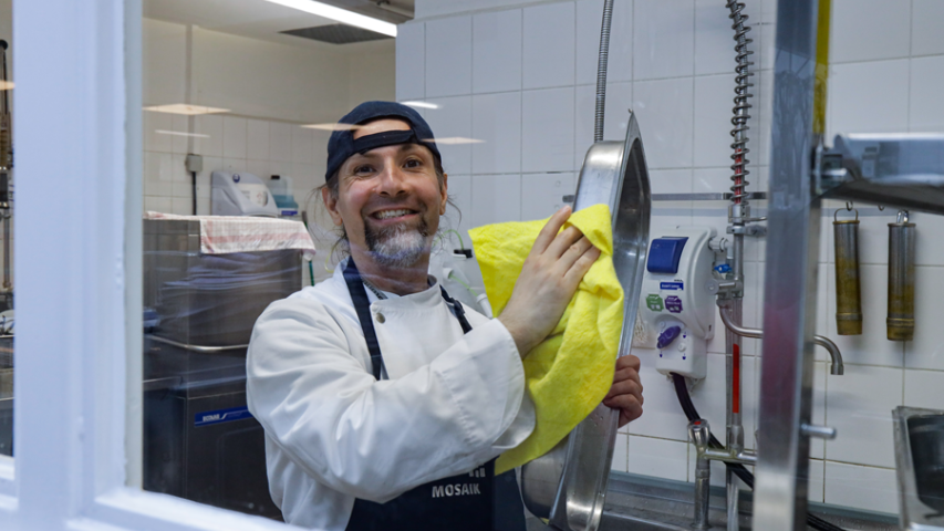 Mitarbeiter beim Spülen in der Mosaik-Kantine Konzerthaus, Juni 2024