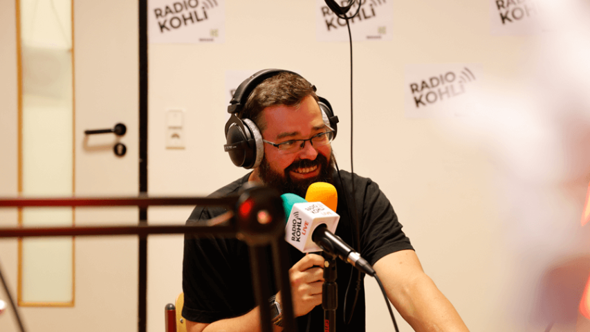 Carsten vom Radio Kohli-Team am Mikro