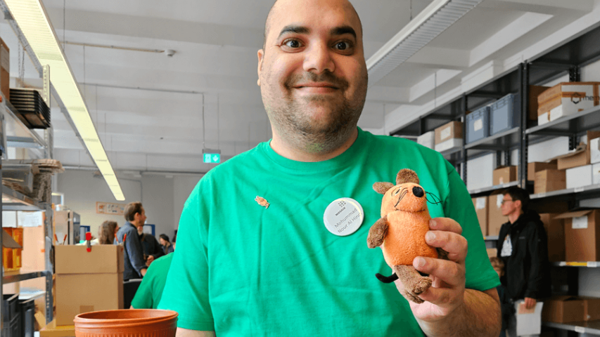 Türen auf mit der Maus-Tag 2024 in der Mosaik-Betriebsstätte Kreuzberg - unsere Mitarbeiter stellen sich und die tollen Becher von Kaffeeform vor