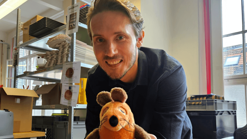 Türen auf mit der Maus-Tag 2024 in der Mosaik-Betriebsstätte Kreuzberg - Kaffeeform-Gründer Julian Lechner