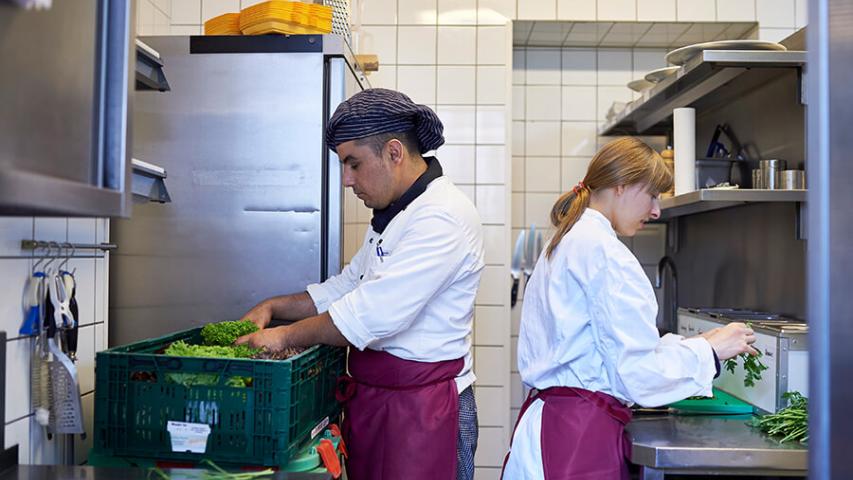 Zwei Mitarbeiter in der Küche des Restaurants Charlottchen