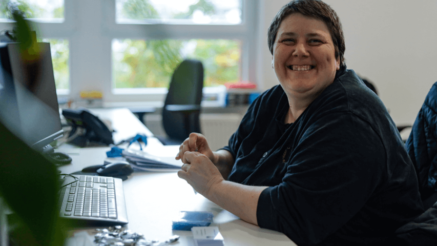 Eigentlich arbeitet Jaqueline Schulz in der Kantine der Mosaik-Betriebsstätte Reinickendorf, zum Schichtwechsel ging es für sie zur Charité Facility Management