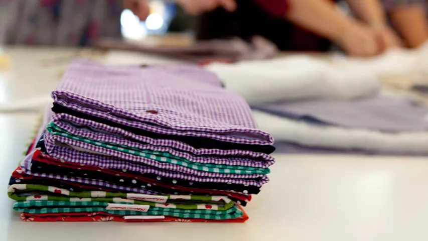 Stapel mit Hemden in der Schneiderei von Mosaik-Berlin