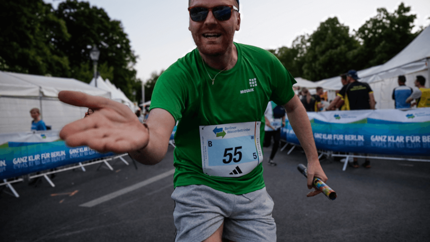 Mosaik beim Berliner Staffellauf - Staffelübergabe