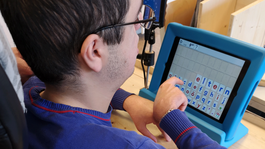 Teilnehmer im Beschäftigungs- und Förderbereich nutzt das iPad zur Unterstützten Kommunikation