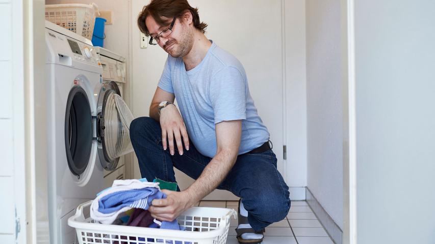 WG-Bewohner beim Wäschewaschen